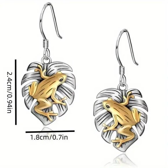 Beautiful Novel Silvertoned Frog on Leaf charm Earrings set - Picture 2 of 3